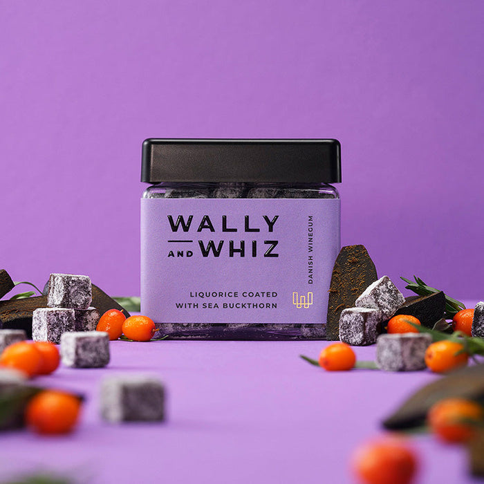 Det her er vores absolut favorit-lakrids fra Wally & Whiz Selvom Wally & Whiz er blevet landskendte for deres bløde frugtvingummier, så fortjener deres lakridser også en plads i sortimentet. Denne lakrids med havtorn smager intet mindre end himmelsk. Den syrlige bærsmag forstærker og komplimenterer den kraftige lakrids til perfektion. Prøv lakrids på en ny måde - vi lover du ikke bliver skuffet.