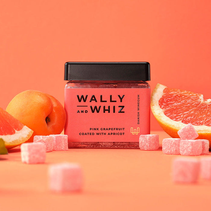 Syrlig rød grapefrugt med sød abrikos fra Wally & Whiz Denne variant kan bare noget helt særligt; Den er et sandt frugteventyr, hvor grapefrugtens syrlighed og bitre karakter får følgeskab af en dyb sødme fra abrikoser. Kombinationen er helt fortryllende