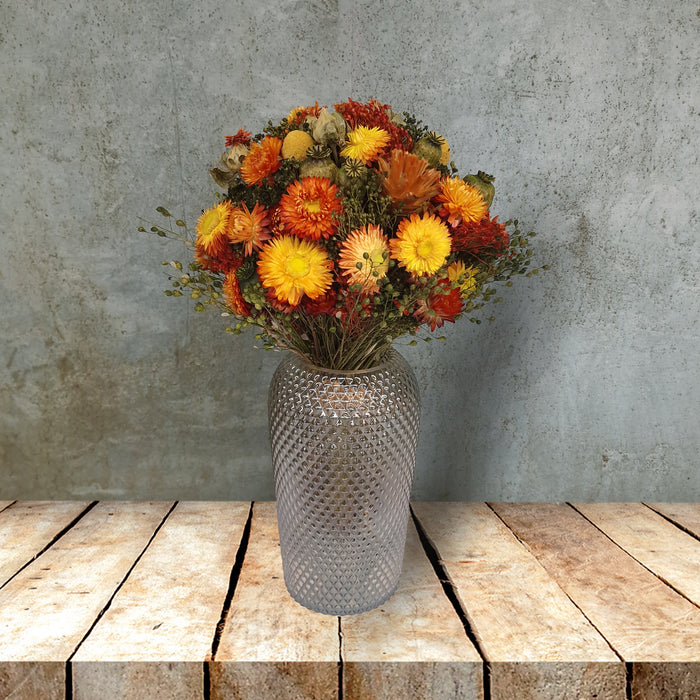 Langtidsholdbar blomsterbuket i et væld af smukke gule og orange farver. Skab farve og liv i dit hjem med en bæredygtig buket med ægte blomster
