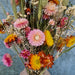 Miss Flora bæredygtig blomsterbuket. Holdbar i 6-12 måneder. Sammensat af mix af tørrede og levende blomster.